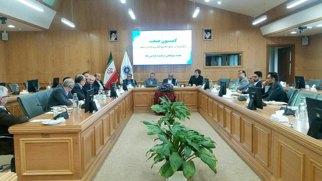 توسعه صنعت تنها راه برونرفت کشور از بحرانهای اقتصادی است توسعه صنعت تنها راه برونرفت کشور از بحرانهای اقتصادی است
